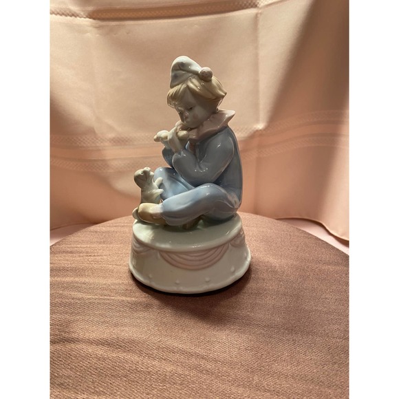 Porcelain Clown w Dog and Flute 6½" Figurine and Music Box Plays “Feelings” - Picture 2 of 16